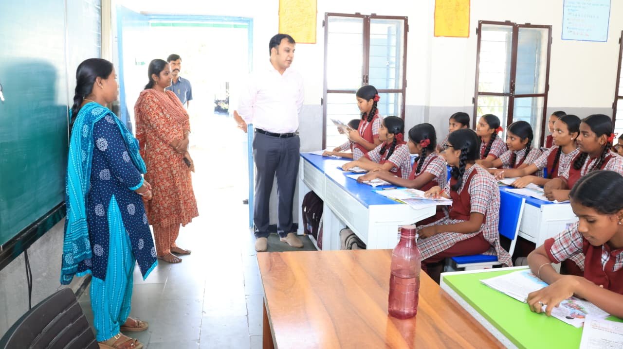 విద్యార్థులకు కలెక్టర్ విద్యా బోధన  పాఠ్యాంశాలపై విద్యార్థులచే చదివించి, సామర్థ్యాల పెంపు  జిల్లా కలెక్టర్ సందీప్ కుమార్ ఝా